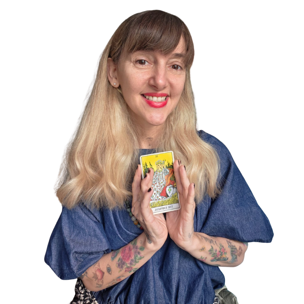 Cuatro cartas del tarot Rider-Waite (The Magician, The Fool, The Lovers, Wheel of Fortune) sobre fondo negro para curso de tarot profesional.