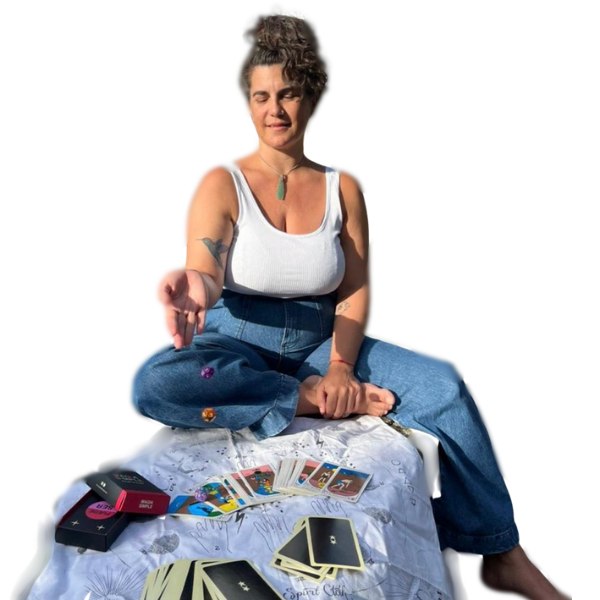 Cuatro cartas del tarot Rider-Waite (The Magician, The Fool, The Lovers, Wheel of Fortune) sobre fondo negro para curso de tarot profesional.