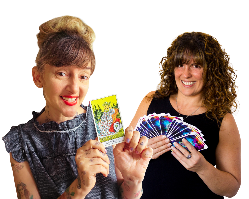 Cuatro cartas del tarot Rider-Waite (The Magician, The Fool, The Lovers, Wheel of Fortune) sobre fondo negro para curso de tarot profesional.